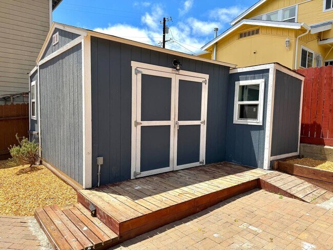 Building Photo - Amazing 3 Bedroom, 2 Bath Home with Gated Entry and Extra Studio