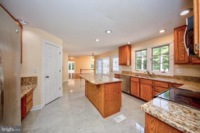 Building Photo - 210 King Johns Ct