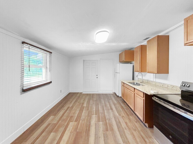 Building Photo - 8405 Aero Ave