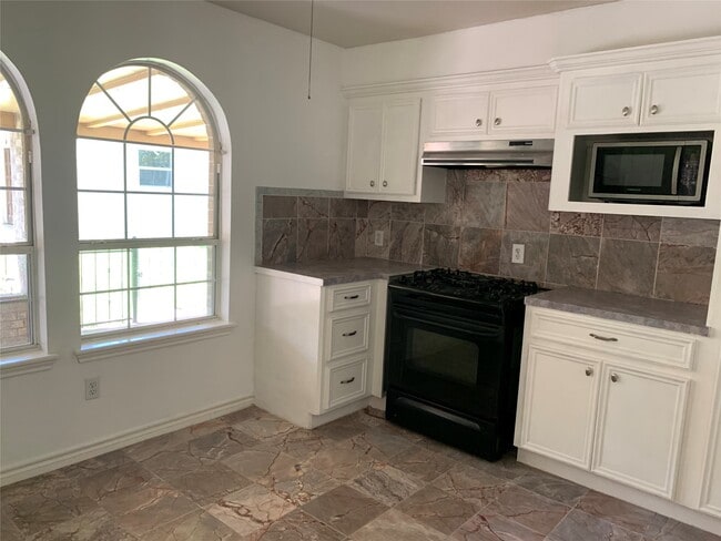 Building Photo - 4722 Woodside St