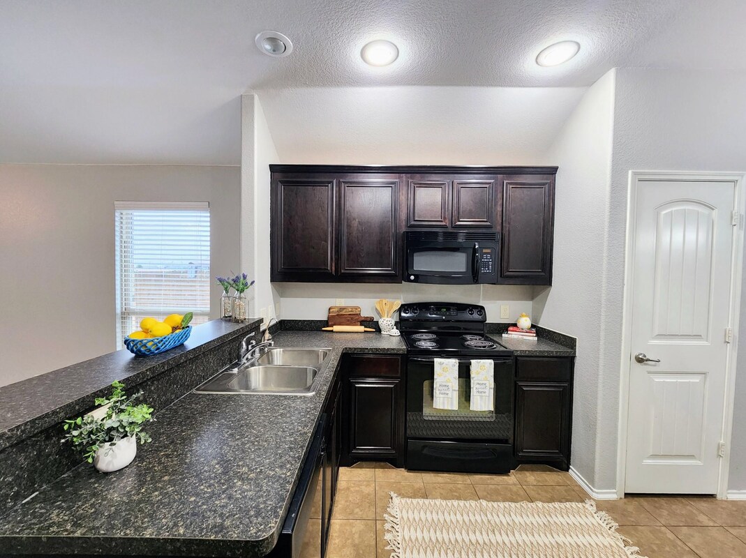 Building Photo - 1809 Rodeo Dr