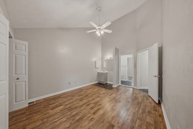 Building Photo - Spacious 2 bedroom townhouse with an additional loft located near TCC!