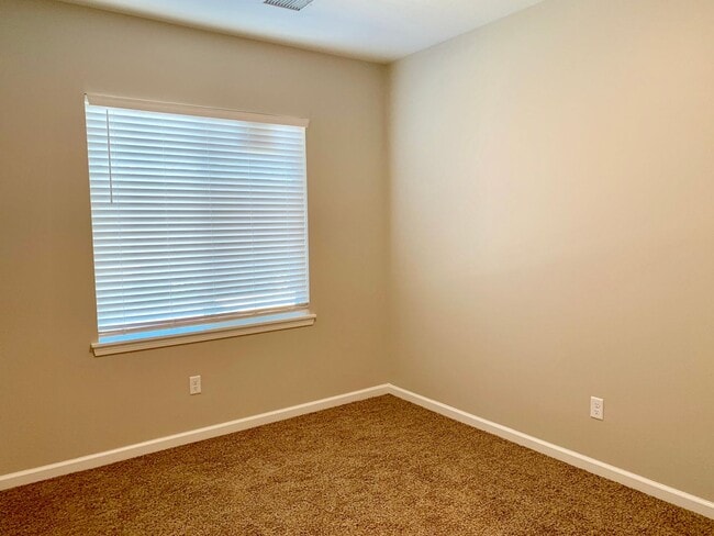 Building Photo - 3 bed/ 2 bath Townhome!!!
