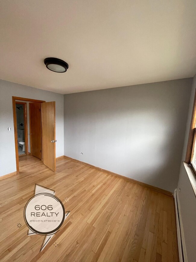 Building Photo - Fully Remodeled Apt on Harlem!