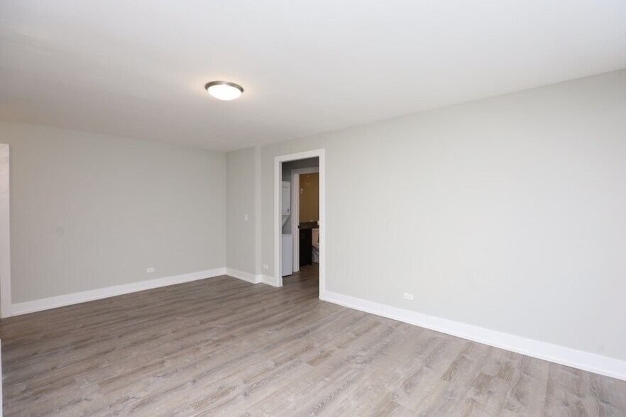 Building Photo - 533 W Surf St