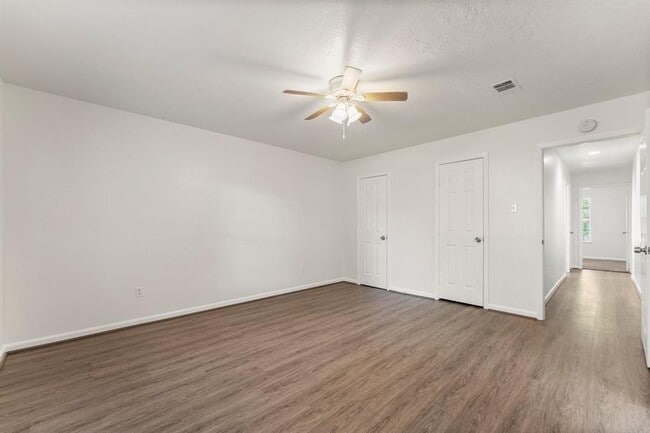Building Photo - 2102 Whitelaw Dr