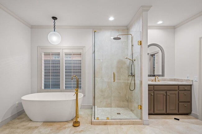 Building Photo - Luxury 5 Bed, 4.5 Bath, with Pool in Lakeridge!!!