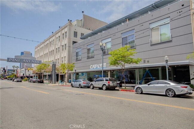 Building Photo - 433 Pine Ave
