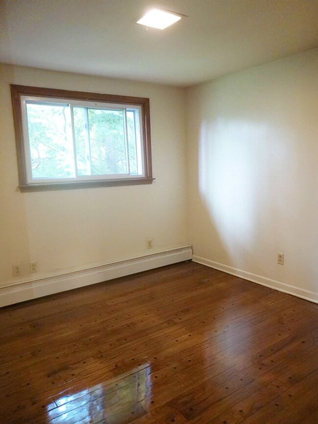 Building Photo - AVAILABLE 7/1/26 - Beautiful 5 Bedroom Sin...