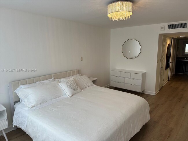 Building Photo - 6039 Collins Ave