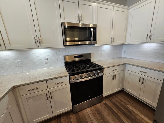 Building Photo - Like New Townhome in Mint Hill