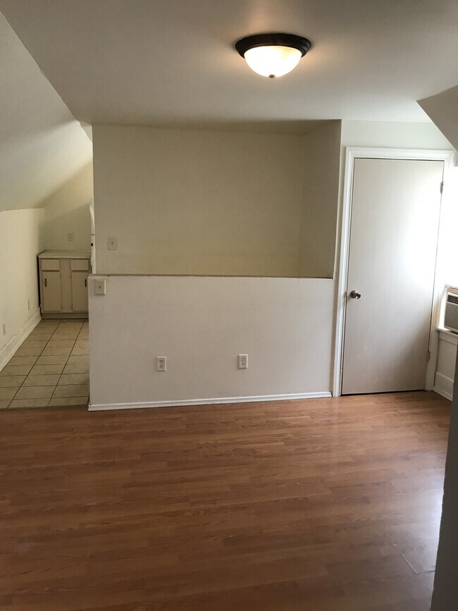 Building Photo - 900 W Main St