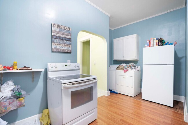 Building Photo - Charming Historic 2BR Apartment with Garag...