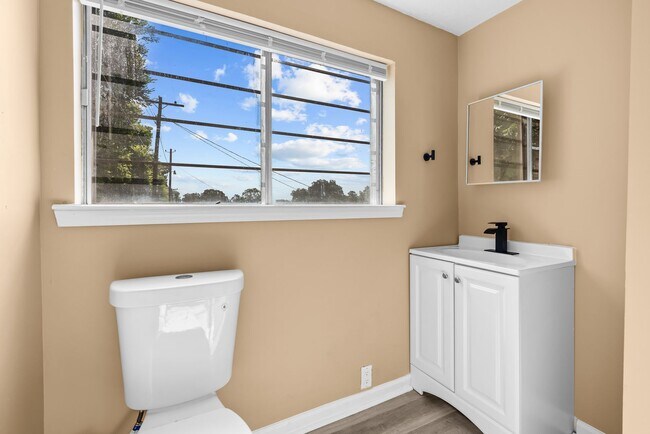 Building Photo - Charming 3 Bedroom 2 Bathroom Home