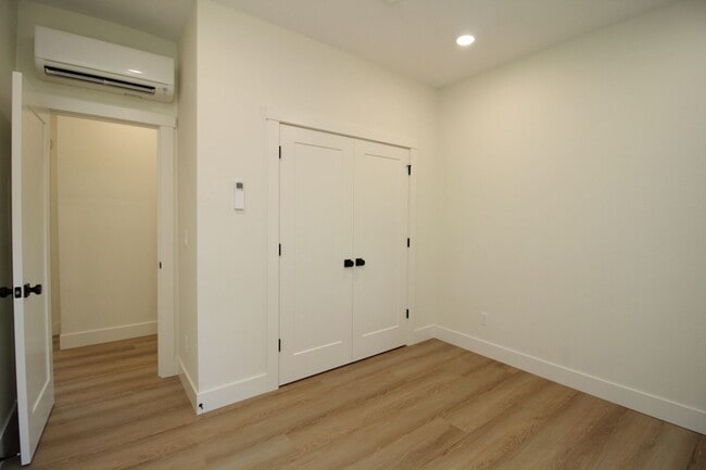Building Photo - 4660-4660 SW Fairvale Ct