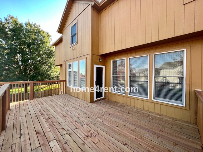 Building Photo - Beautiful Overland Park w/ Wood Floors Thr...