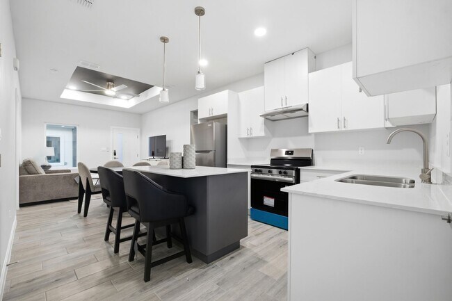 Building Photo - 1600 Clinton St