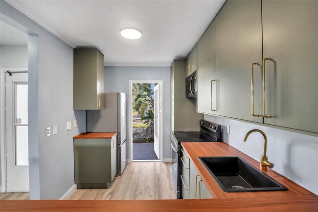 Building Photo - 2800 NE 14th Street Causeway