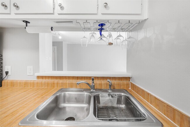 Building Photo - 8233 Kingsbrook Rd