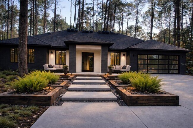 Building Photo - 1323 E Derby Dr