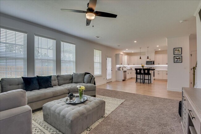 Building Photo - Beautiful Home in a Great Neighborhood