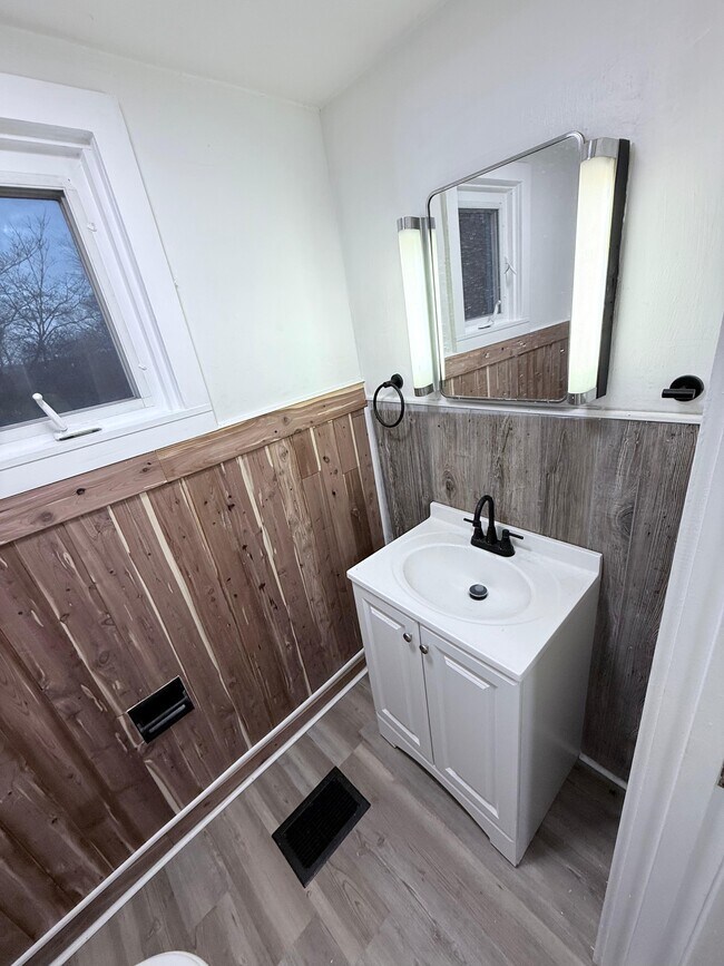 Building Photo - 537 McCully St