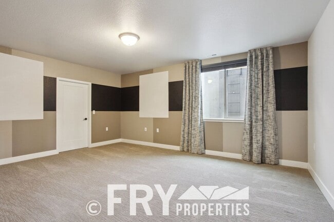 Building Photo - Stunning, Spacious 3bed/3bath Riverdale Ra...