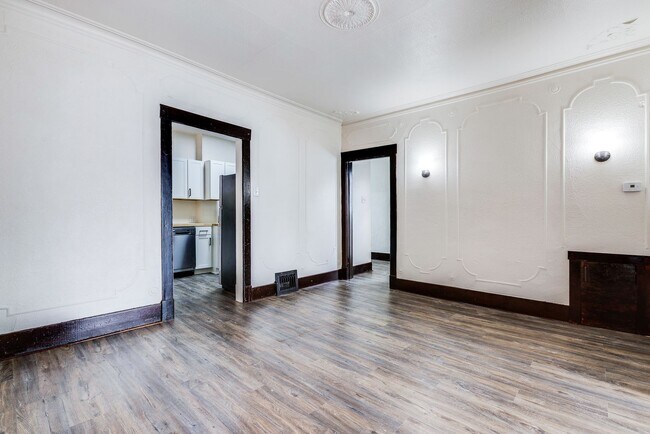 Building Photo - 609 E Warrington Ave