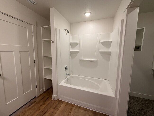 Building Photo - HC 528 C