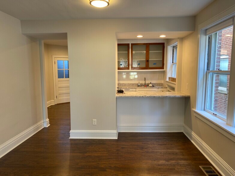 Building Photo - 4927 Lindenwood Ave