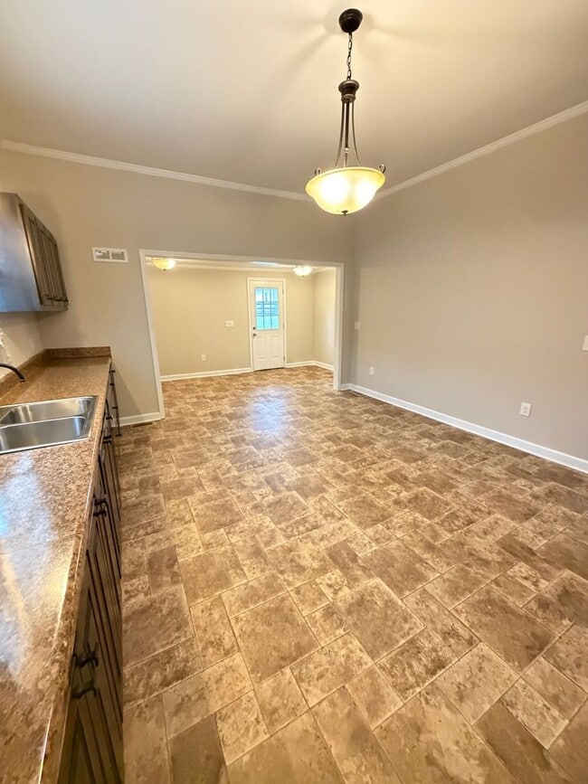 Building Photo - Inviting 2-Bedroom Home with Large Front Porch in KannapolisI’m