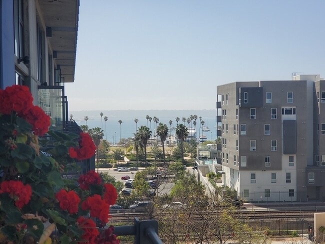 Building Photo - Downtown Loft living in Little Italy