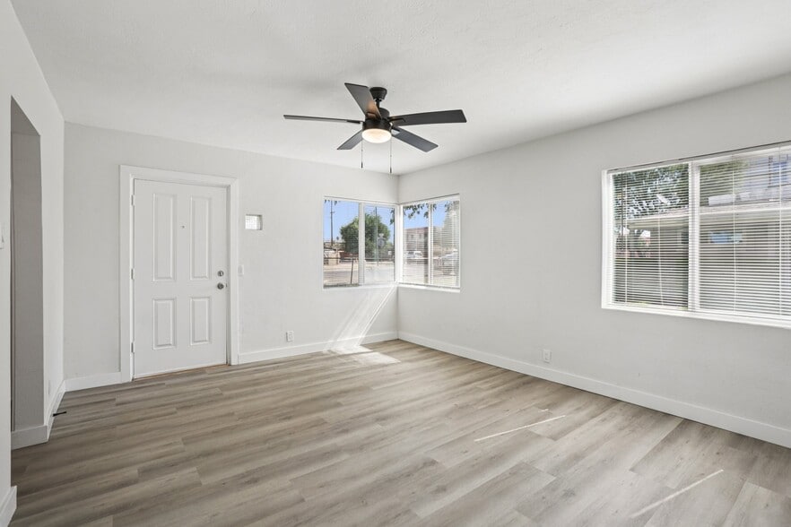 Building Photo - 2545 E Clarendon Ave