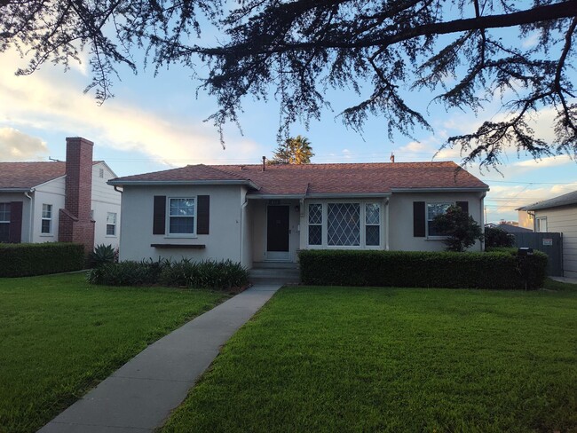 Primary Photo - Updated 3-bed, 2-bath home near downtown O...