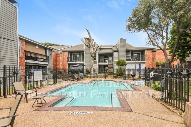 Building Photo - 18333 Roehampton Dr
