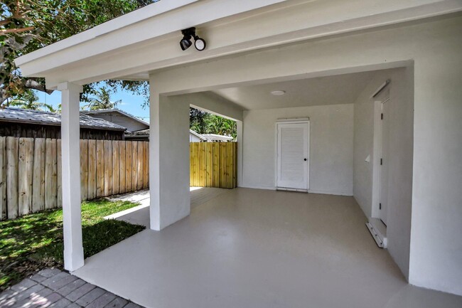 Building Photo - 832 SW 10th Ave