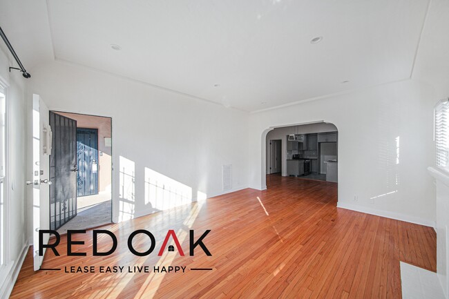 Building Photo - Charming and Spacious Two Bedroom with Sta...