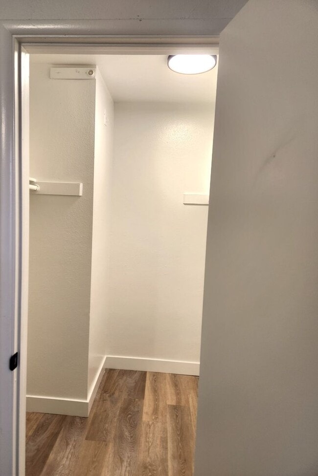 Building Photo - 2 Bed 2 Bath, Updated Apartment