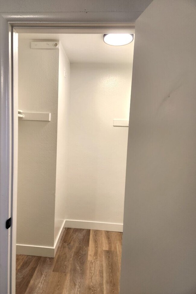 Building Photo - SPECTACULAR 1 BEDROOM 1 BATHROOM LOWER LEV...