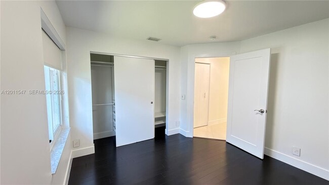 Building Photo - 3767 Oak Ridge Cir