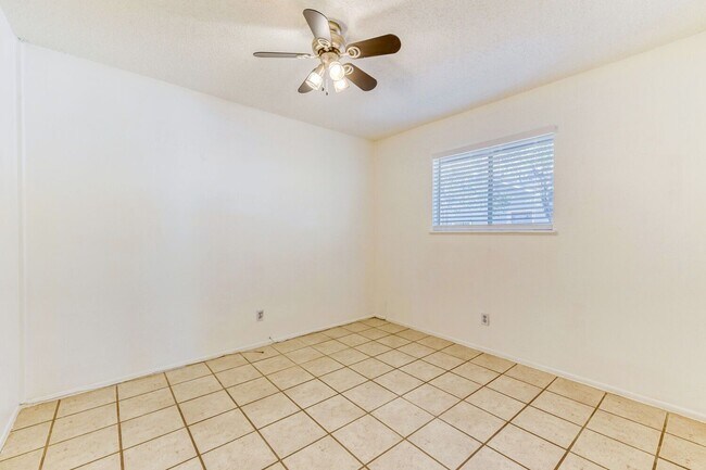 Building Photo - 2928 E 12th St