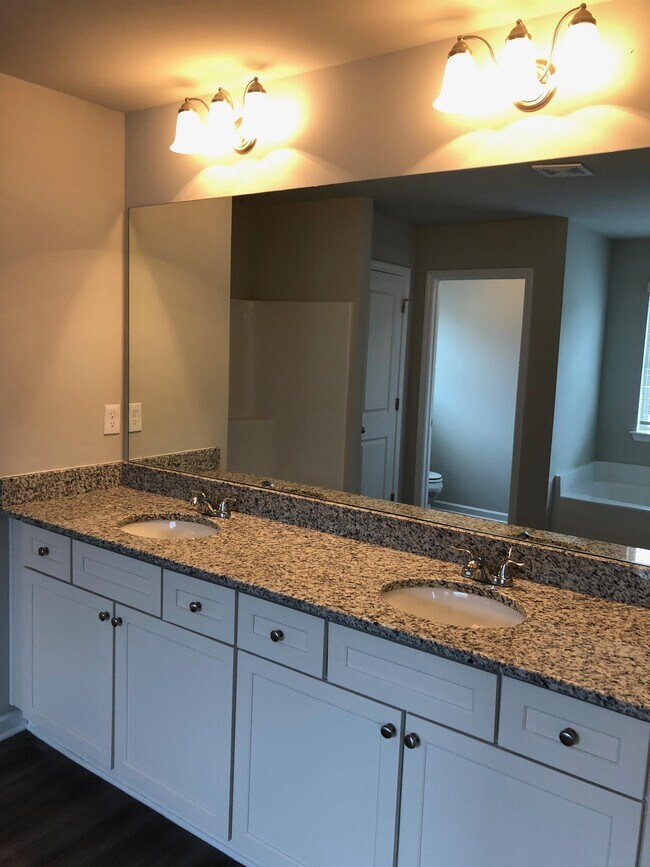 Building Photo - 309 Nutwood Trce