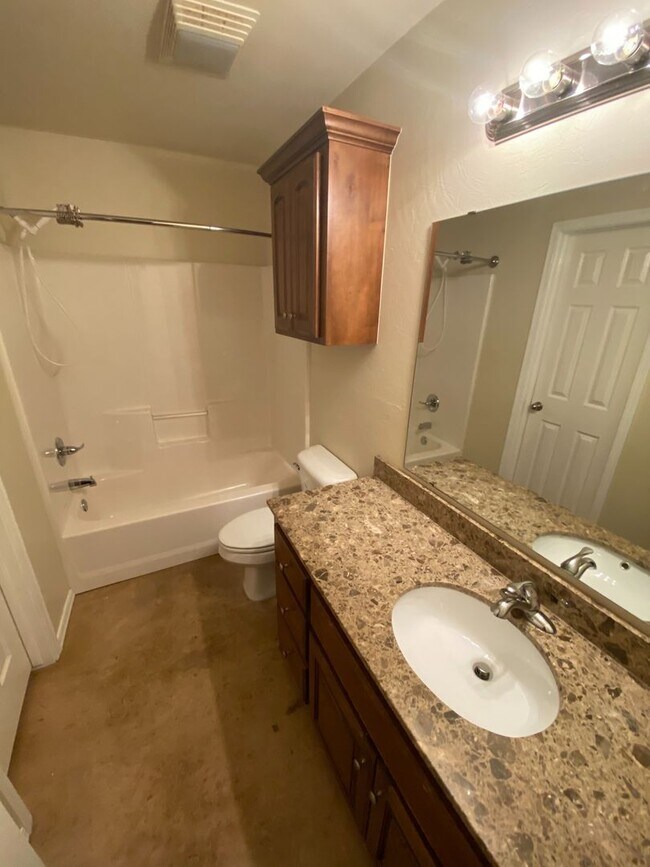 Building Photo - 2428 Ellis Dr