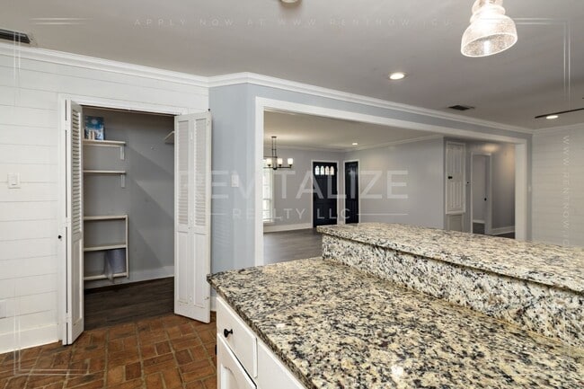 Building Photo - Spacious Brick Home in West Mobile!