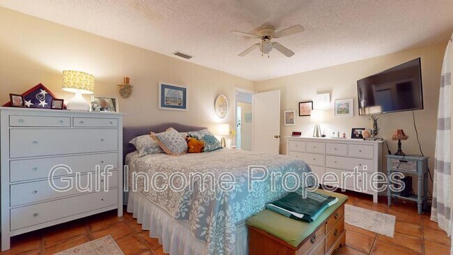 Building Photo - 5037 Village Garden Dr