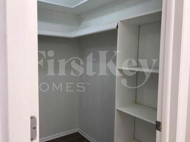 Building Photo - 3922 SE 2nd Ave