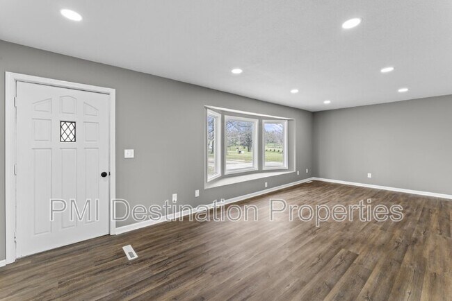 Building Photo - 2081 Willow Ln