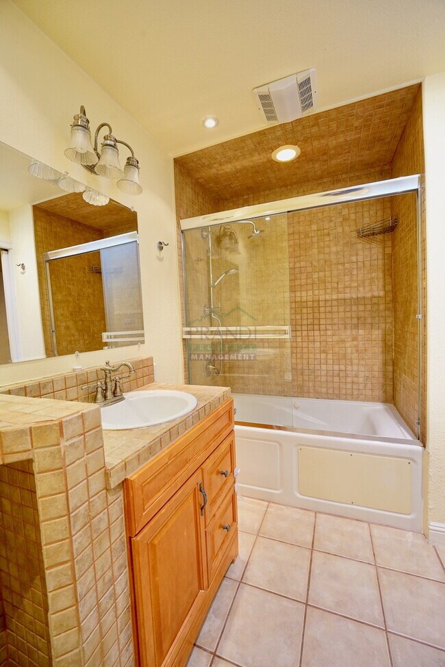 Building Photo - Available Now! 3 Bedroom San Rafael House