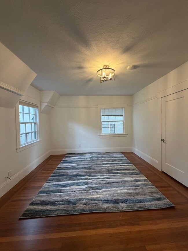 Building Photo - 879 E 28th St