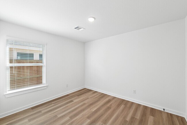 Building Photo - 32419 Sunbeam Dr